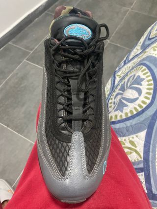 Zapatillas deportivas negras y grises