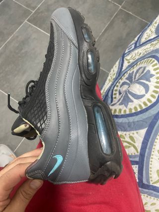 Zapatillas deportivas negras y grises