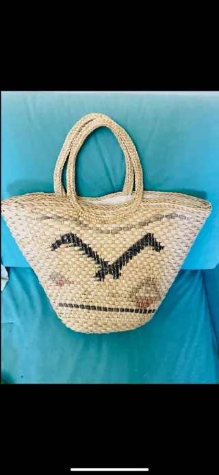 Borsa di paglia intrecciata