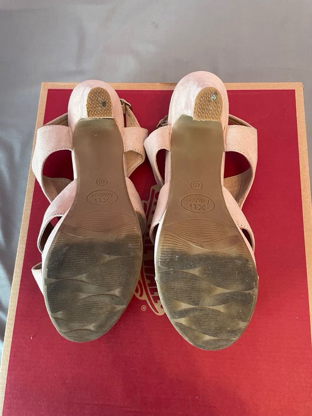 Sandalias de tacón rosa palo