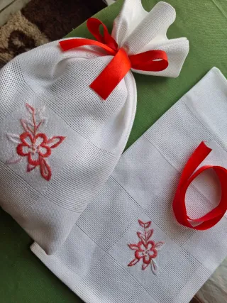 Sacchetti artigianali con fiori rossi