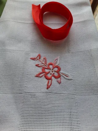 Sacchetti artigianali con fiori rossi