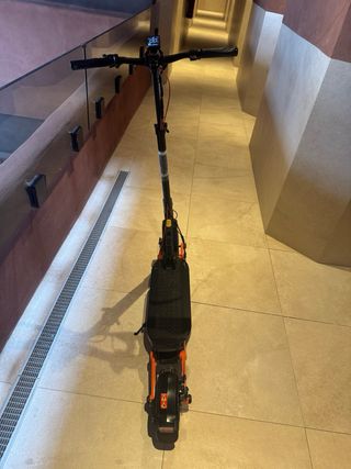 Patinete Eléctrico Naranja y Negro