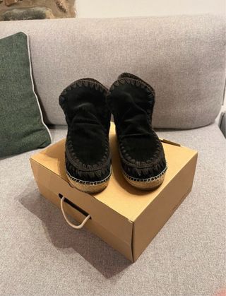 Mou estivi neri in pelle scamosciata 