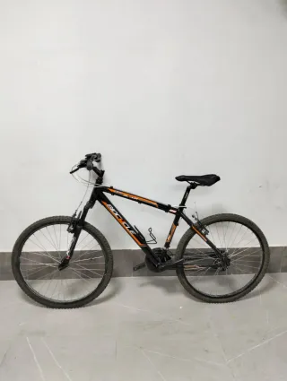 Bicicleta de montaña negra y naranja
