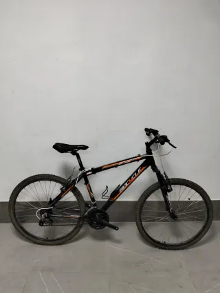 Bicicleta de montaña negra y naranja