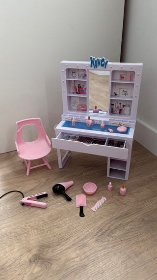 Tocador tamaño muñeca de Nancy con Silla 