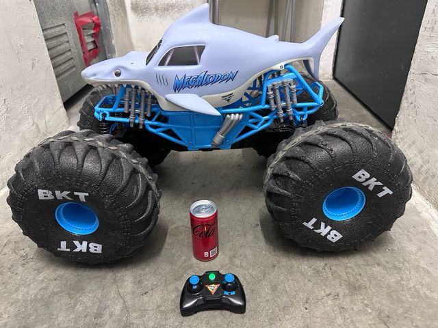 Coche Teledirigido Tiburón Megalodon Gigante