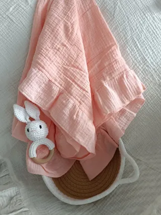 Manta muselina rosa con volantes 
