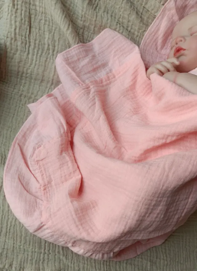 Manta muselina rosa con volantes