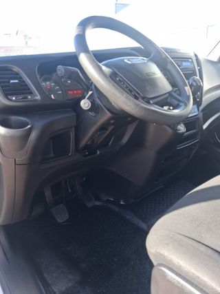 IVECO 35C16 2016 CON CAJA + PUERTA ELEVADORA 
