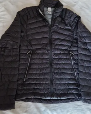 Plumífero Forclaz MT100 hombre Negro. Decathlon.