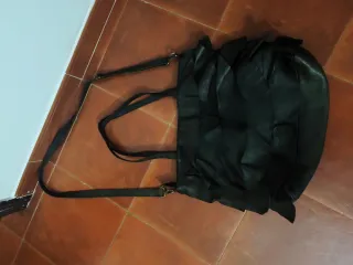 Bolso de cuero negro con volantes
