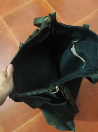 Bolso de cuero negro con volantes