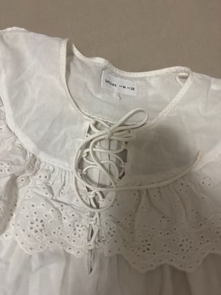 Blusa blanca con volantes y lazada