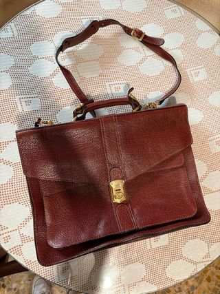 Bolso de piel marrón con cierre dorado