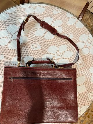 Bolso de piel marrón con cierre dorado
