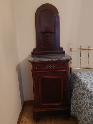 Coppia di comodini antichi in legno e marmo