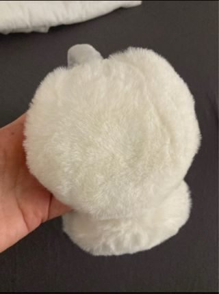 Paraorecchie bianche con cartellino