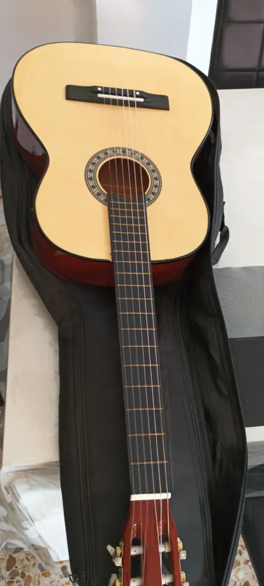 Guitarra clásica nueva