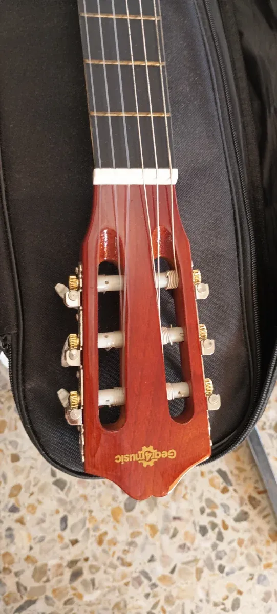 Guitarra clásica nueva