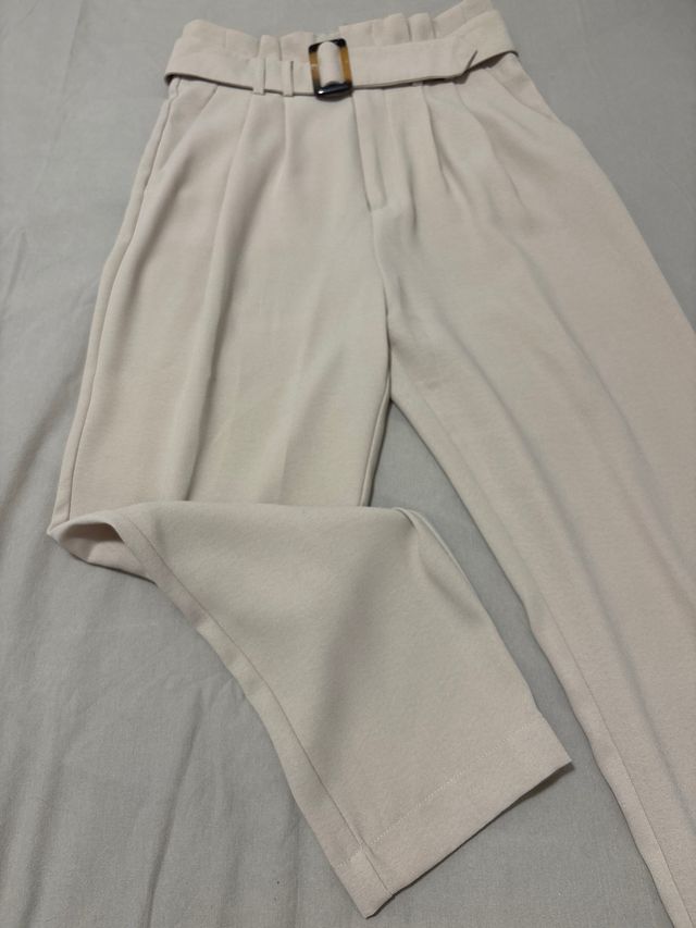 Pantalón de vestir beige con cinturón