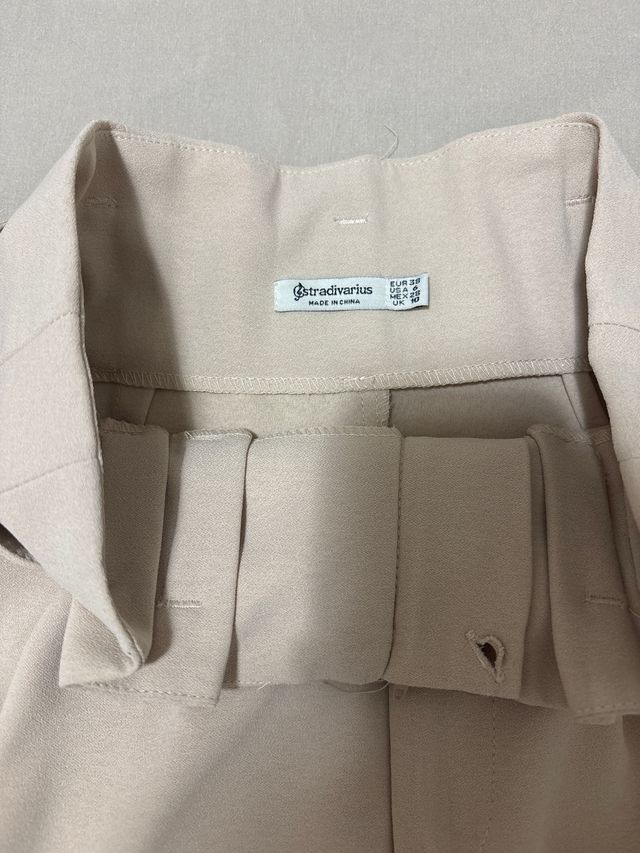Pantalón de vestir beige con cinturón
