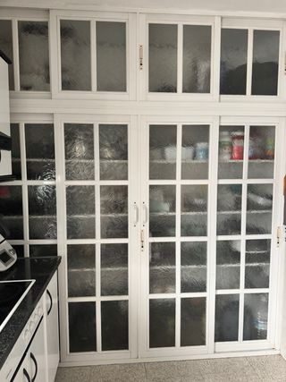 Puertas correderas de cristal y aluminio blancas