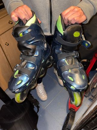 Patines en línea azules y verdes