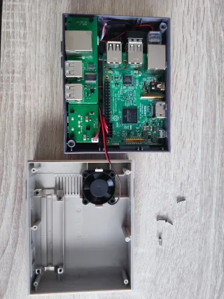 Raspberry Pi 3 B con carcasa y mandos Nintendo 