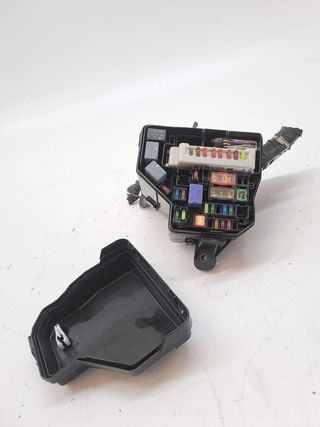 CAJA RELES / FUSIBLES TOYOTA YARIS (6)