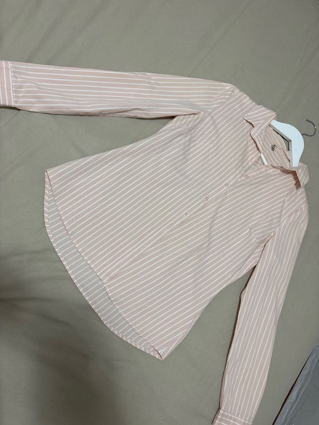 Camisa entallada de rayas rosas y blancas