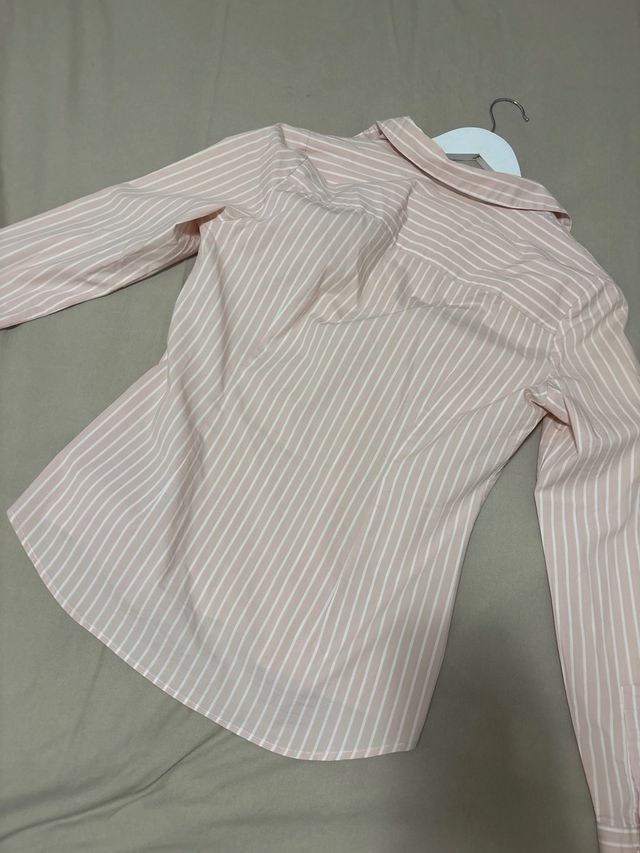 Camisa entallada de rayas rosas y blancas