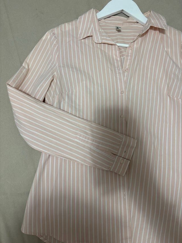 Camisa entallada de rayas rosas y blancas