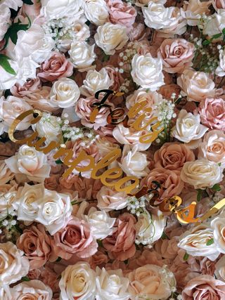 Alquiler de muro de flores / Flower wall rent.