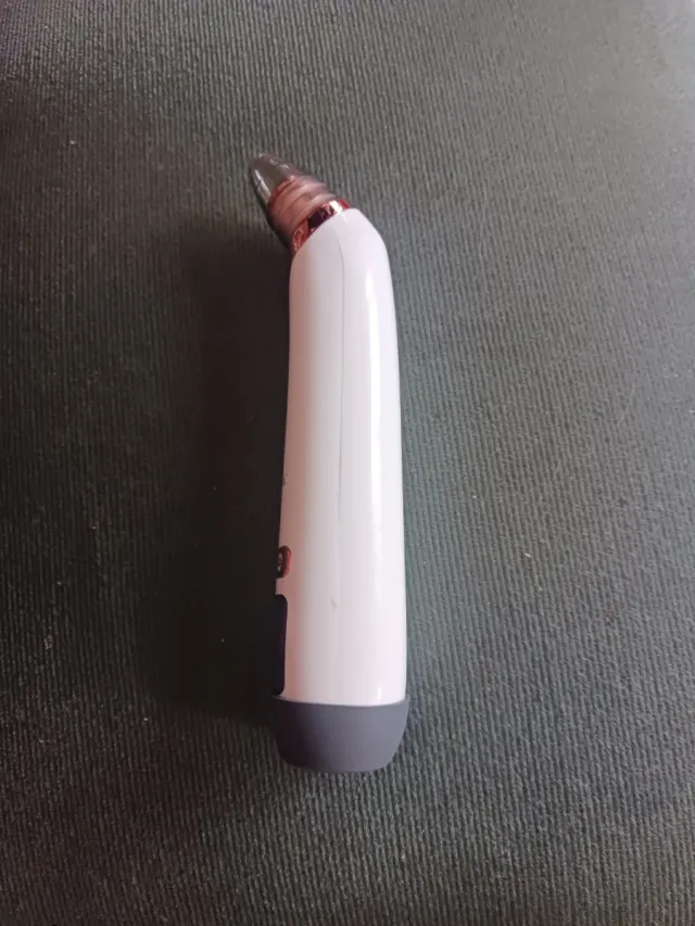 Strumento per la pulizia dei pori