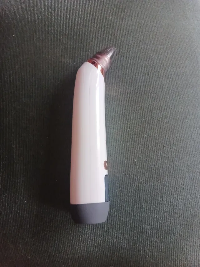 Strumento per la pulizia dei pori