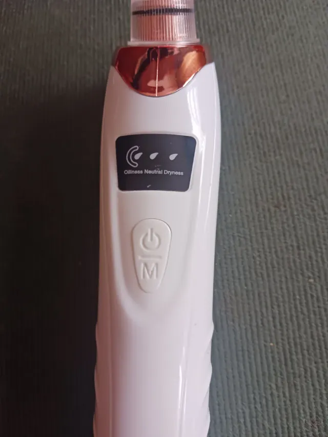 Strumento per la pulizia dei pori