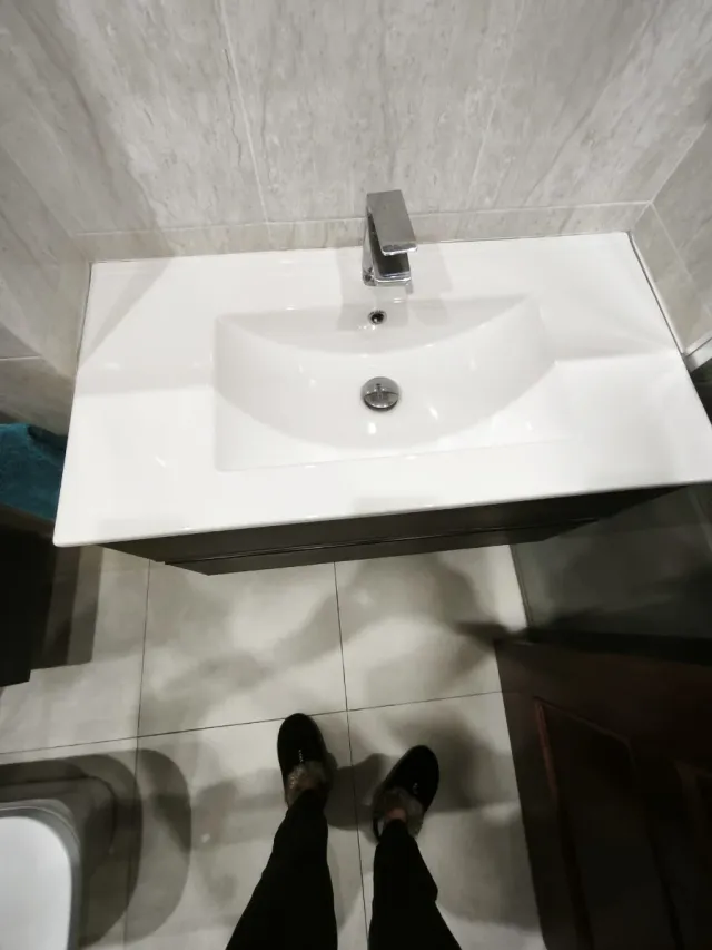 Lavabo, valvula y grifo de baño