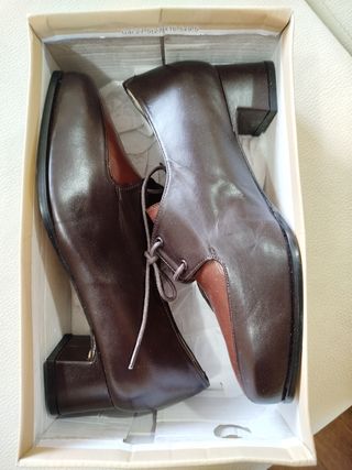 Zapatos de señora marrones de piel 