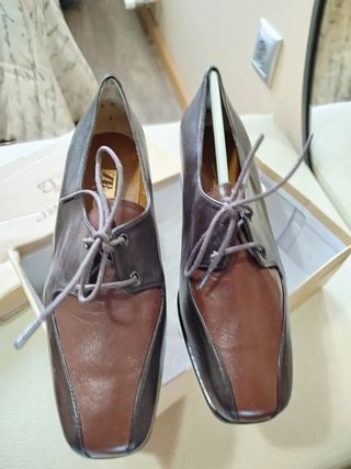 Zapatos de señora marrones de piel 