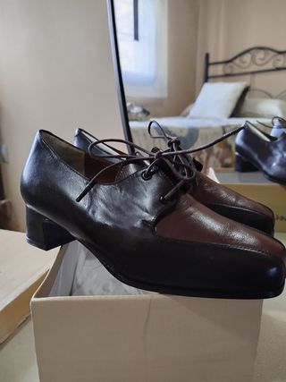 Zapatos de señora marrones de piel 