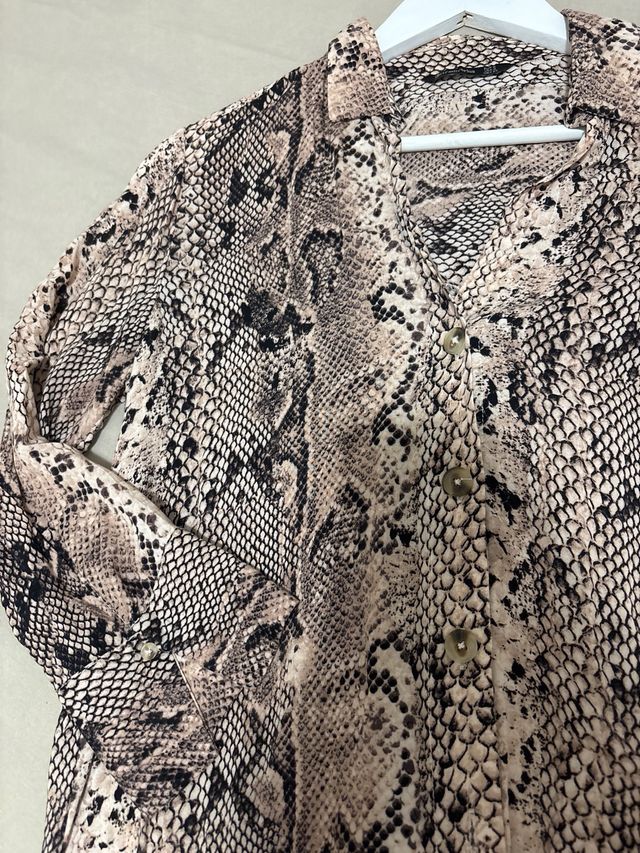 Camisa estampada serpiente