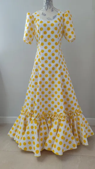 Traje de flamenca blanco y amarillo