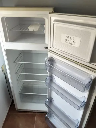 Nevera blanca con congelador
