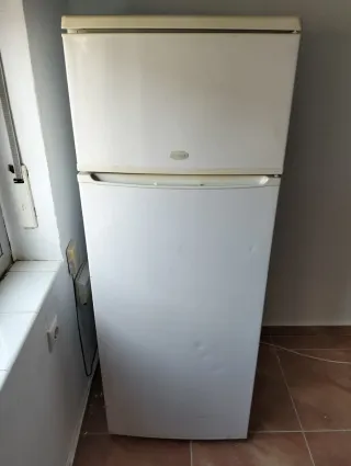Nevera blanca con congelador