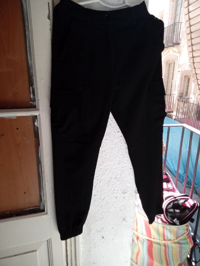 Pantalón cargo negro con goma