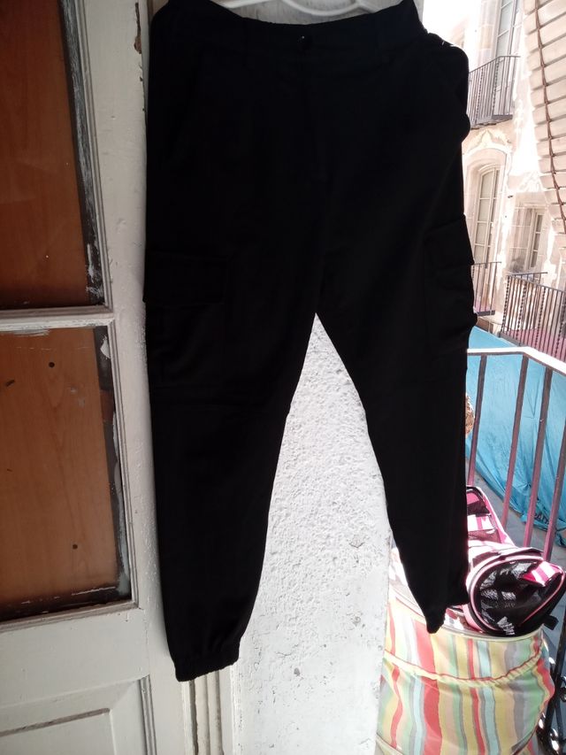 Pantalón cargo negro con goma