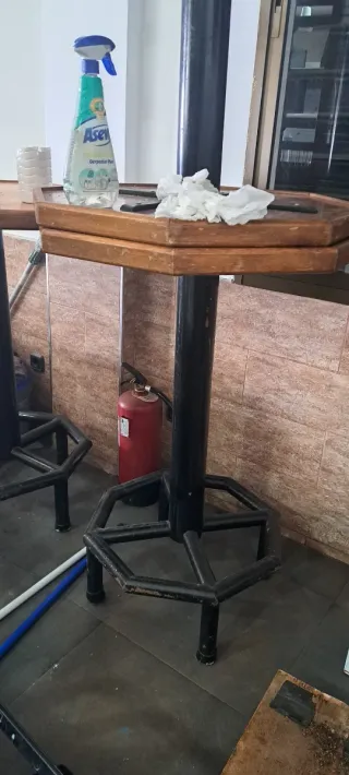 Lote 3 mesas altas de madera con base de metal