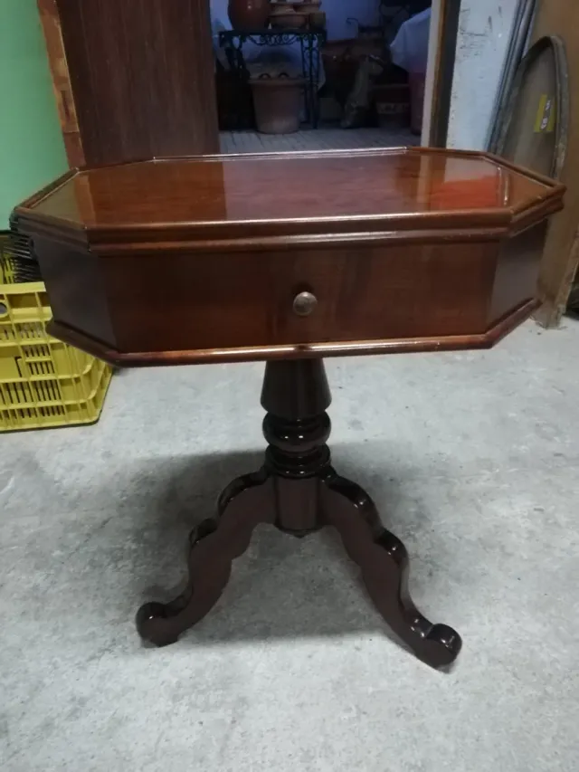 Antigua mesa octogonal de madera
